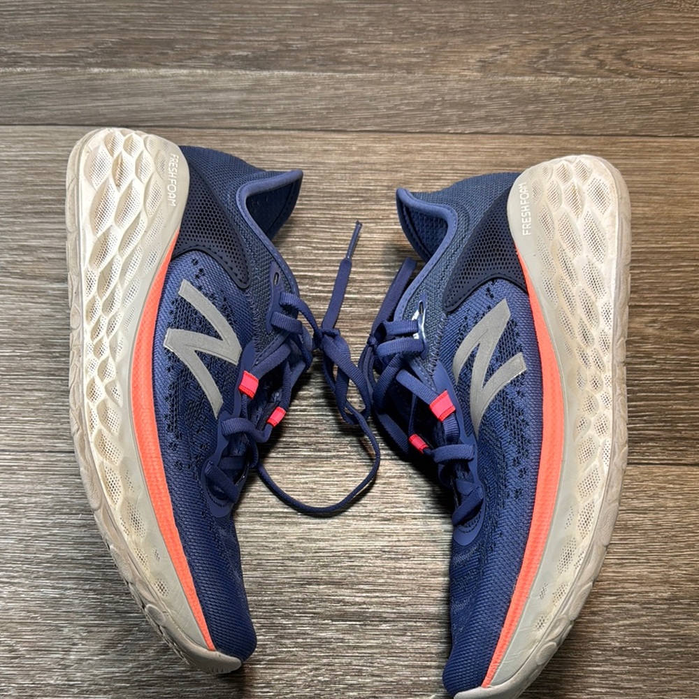 New Balance fresh foam Navy Running Shoes woman’s size 8.5 (b211)